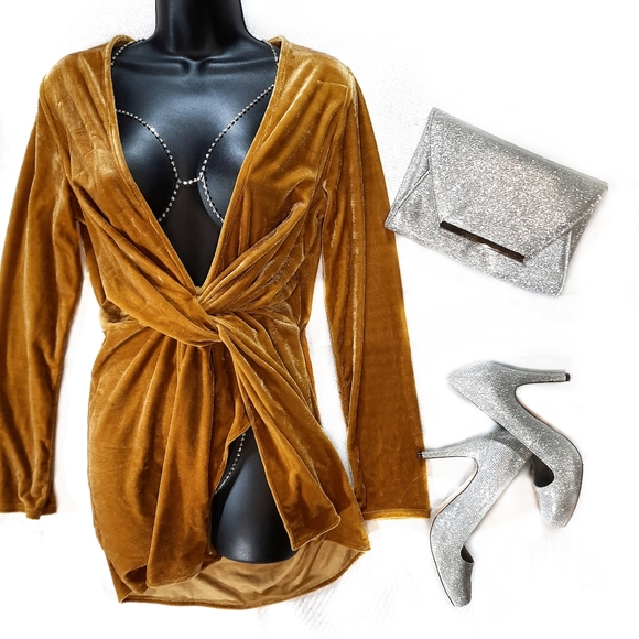 Golden Outfit - Picture 6 of 7